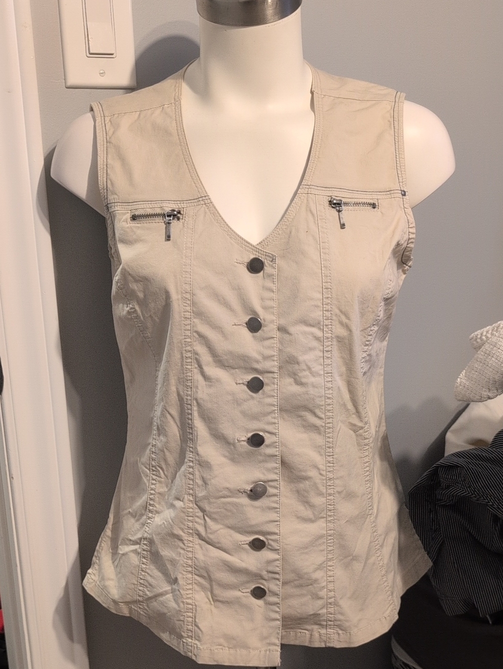Sleeveless Button-Front Tank Top in Light Beige